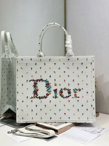 <p> 满天花配肩带 大号 </p><p>Dior book tote 购物袋</p><p>这款Book Tote手袋灵感来自女装创意总监玛丽亚 嘉茜娅 蔻丽 Maria Grazia Chiuri 是体现Dior审美的主打产品 可收纳各种日常用品 全新演绎Bayadere图案混合效果D-Stripes图案刺绣 更具时尚风范 正面饰以 Christian Dior 标志 充分体现了Dior的精湛工艺 </p><p>款号 1286</p><p>尺寸 42×35×18.5cm </p>