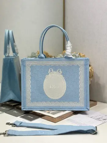 <p> 天蓝镜子配肩带 中号尺寸 </p><p>Dior book tote 购物袋</p><p>这款Book Tote手袋灵感来自女装创意总监玛丽亚 嘉茜娅 蔻丽 Maria Grazia Chiuri 是体现Dior审美的主打产品 可收纳各种日常用品 全新演绎Bayadere图案混合效果D-Stripes图案刺绣 更具时尚风范 正面饰以 Christian Dior 标志 充分体现了Dior的精湛工艺 </p><p>款号 1286</p>