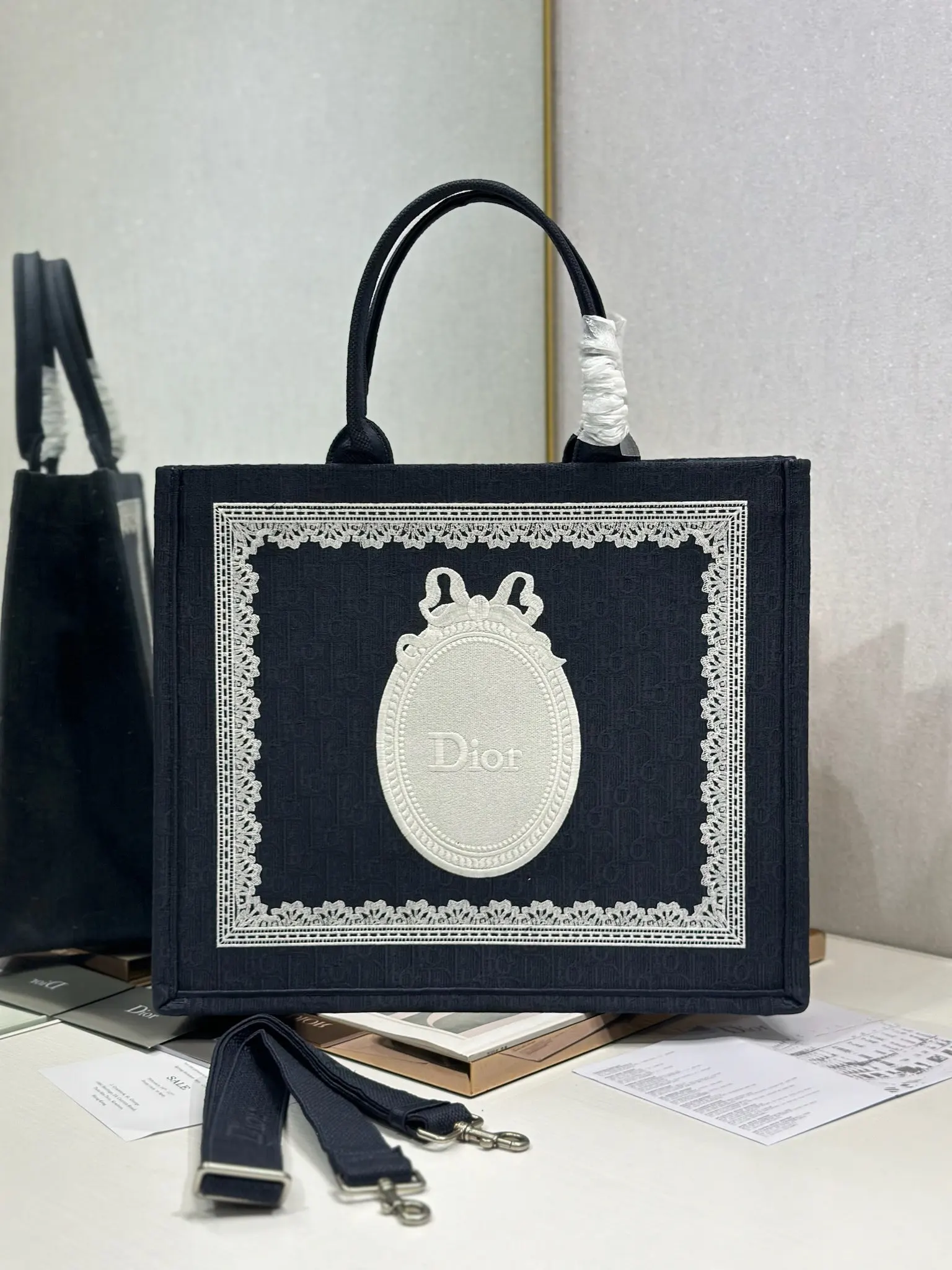 <p> 黑蓝镜子配肩带 大号 </p><p>Dior book tote 购物袋</p><p>这款Book Tote手袋灵感来自女装创意总监玛丽亚 嘉茜娅 蔻丽 Maria Grazia Chiuri 是体现Dior审美的主打产品 可收纳各种日常用品 全新演绎Bayadere图案混合效果D-Stripes图案刺绣 更具时尚风范 正面饰以 Christian Dior 标志 充分体现了Dior的精湛工艺 </p><p>款号 1286</p><p>尺寸 42×35×18.5cm </p>