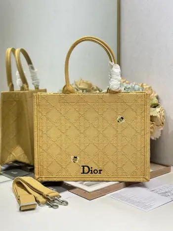 <p> 蜜蜂黄配肩带 中号尺寸 </p><p>Dior book tote 购物袋</p><p>这款Book Tote手袋灵感来自女装创意总监玛丽亚 嘉茜娅 蔻丽 Maria Grazia Chiuri 是体现Dior审美的主打产品 可收纳各种日常用品 全新演绎Bayadere图案混合效果D-Stripes图案刺绣 更具时尚风范 正面饰以 Christian Dior 标志 充分体现了Dior的精湛工艺 </p><p>款号 1286</p>