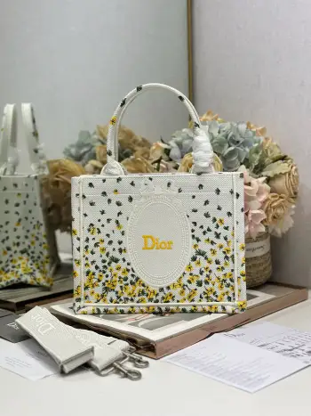 <p> 黄绿镜子配肩带 小号尺寸 </p><p>Dio.r Mini Book tote </p><p>复古又时髦的凹造型单品精湛的刺绣工艺完美呈现 随手一搭就能给搭配带来亮点  这款小号太阔爱了8  小小的包型装点零碎的小东西也很方便呐  谁用谁时髦 稀饭高颜值的小仙女必入噢 </p><p>款号:1265/1286</p>