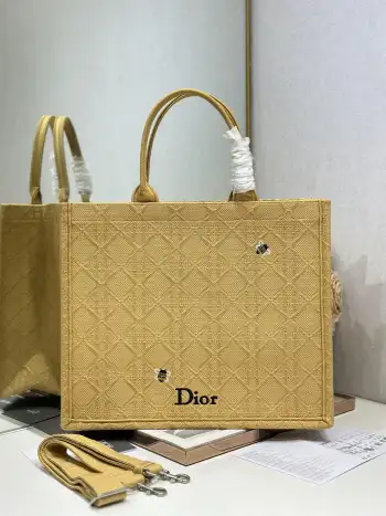 <p> 蜜蜂黄配肩带 大号 </p><p>Dior book tote 购物袋</p><p>这款Book Tote手袋灵感来自女装创意总监玛丽亚 嘉茜娅 蔻丽 Maria Grazia Chiuri 是体现Dior审美的主打产品 可收纳各种日常用品 全新演绎Bayadere图案混合效果D-Stripes图案刺绣 更具时尚风范 正面饰以 Christian Dior 标志 充分体现了Dior的精湛工艺 </p><p>款号 1286</p><p>尺寸 42×35×18.5cm </p>