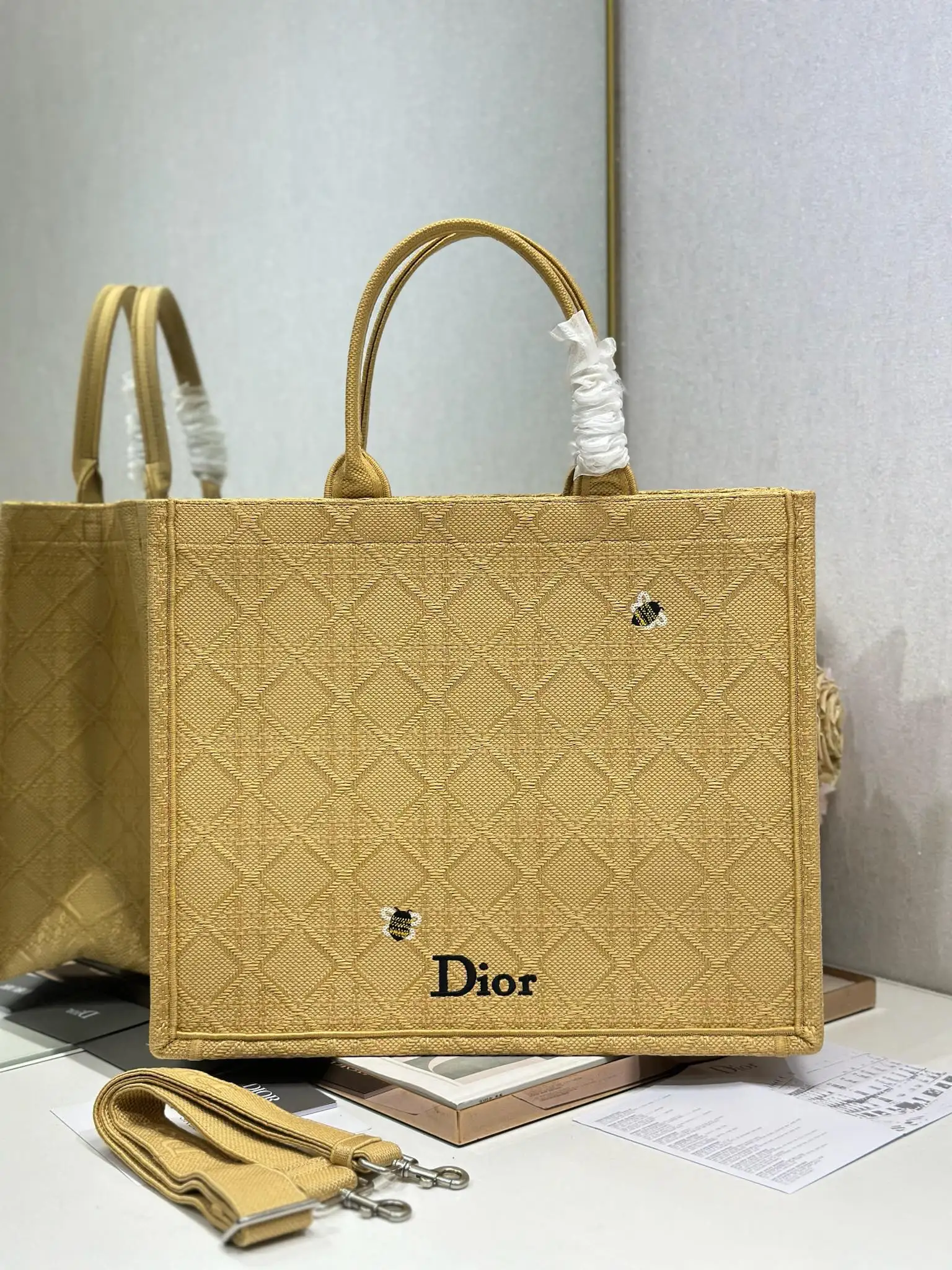 <p> 蜜蜂黄配肩带 大号 </p><p>Dior book tote 购物袋</p><p>这款Book Tote手袋灵感来自女装创意总监玛丽亚 嘉茜娅 蔻丽 Maria Grazia Chiuri 是体现Dior审美的主打产品 可收纳各种日常用品 全新演绎Bayadere图案混合效果D-Stripes图案刺绣 更具时尚风范 正面饰以 Christian Dior 标志 充分体现了Dior的精湛工艺 </p><p>款号 1286</p><p>尺寸 42×35×18.5cm </p>
