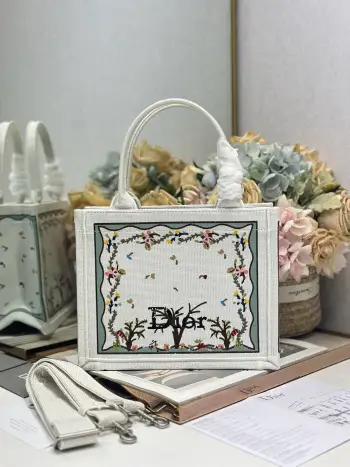 <p> 白咖啡树配肩带 小号尺寸 </p><p>Dio.r Mini Book tote </p><p>复古又时髦的凹造型单品精湛的刺绣工艺完美呈现 随手一搭就能给搭配带来亮点  这款小号太阔爱了8  小小的包型装点零碎的小东西也很方便呐  谁用谁时髦 稀饭高颜值的小仙女必入噢 </p><p>款号:1265/1286</p>