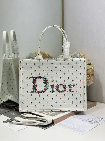 <p> 满天花配肩带 中号尺寸 </p><p>Dior book tote 购物袋</p><p>这款Book Tote手袋灵感来自女装创意总监玛丽亚 嘉茜娅 蔻丽 Maria Grazia Chiuri 是体现Dior审美的主打产品 可收纳各种日常用品 全新演绎Bayadere图案混合效果D-Stripes图案刺绣 更具时尚风范 正面饰以 Christian Dior 标志 充分体现了Dior的精湛工艺 </p><p>款号 1286</p>
