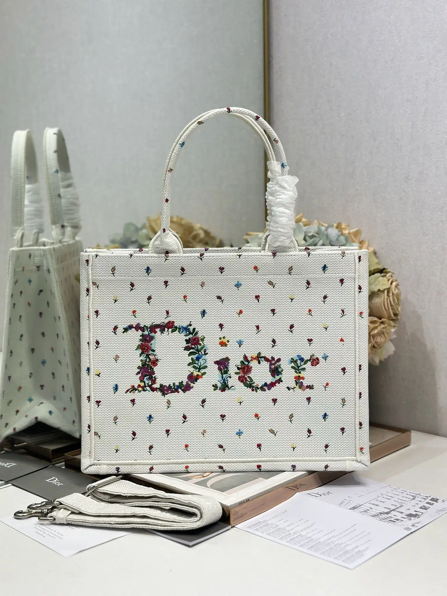 <p> 满天花配肩带 中号尺寸 </p><p>Dior book tote 购物袋</p><p>这款Book Tote手袋灵感来自女装创意总监玛丽亚 嘉茜娅 蔻丽 Maria Grazia Chiuri 是体现Dior审美的主打产品 可收纳各种日常用品 全新演绎Bayadere图案混合效果D-Stripes图案刺绣 更具时尚风范 正面饰以 Christian Dior 标志 充分体现了Dior的精湛工艺 </p><p>款号 1286</p>
