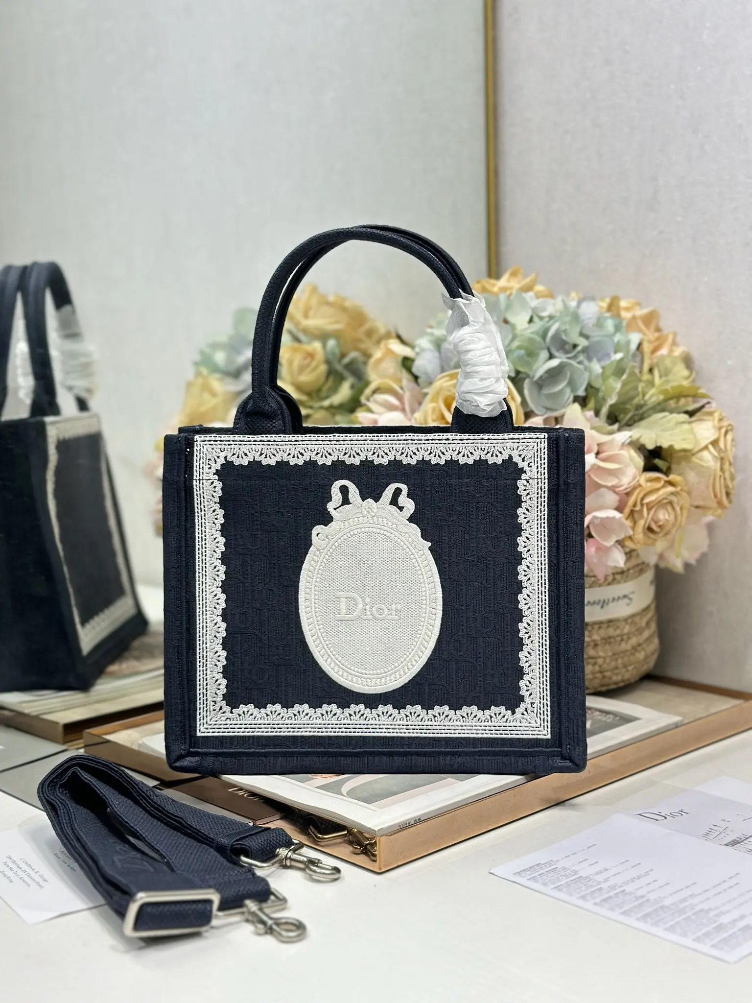<p> 黑蓝镜子配肩带 小号尺寸 </p><p>Dio.r Mini Book tote </p><p>复古又时髦的凹造型单品精湛的刺绣工艺完美呈现 随手一搭就能给搭配带来亮点  这款小号太阔爱了8  小小的包型装点零碎的小东西也很方便呐  谁用谁时髦 稀饭高颜值的小仙女必入噢 </p><p>款号:1265/1286</p>