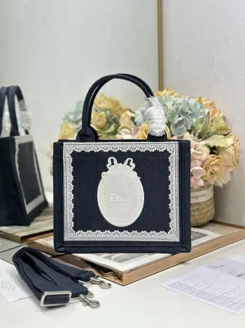 <p> 黑蓝镜子配肩带 小号尺寸 </p><p>Dio.r Mini Book tote </p><p>复古又时髦的凹造型单品精湛的刺绣工艺完美呈现 随手一搭就能给搭配带来亮点  这款小号太阔爱了8  小小的包型装点零碎的小东西也很方便呐  谁用谁时髦 稀饭高颜值的小仙女必入噢 </p><p>款号:1265/1286</p>