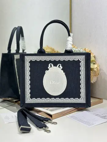 <p> 黑蓝镜子配肩带 中号尺寸 </p><p>Dior book tote 购物袋</p><p>这款Book Tote手袋灵感来自女装创意总监玛丽亚 嘉茜娅 蔻丽 Maria Grazia Chiuri 是体现Dior审美的主打产品 可收纳各种日常用品 全新演绎Bayadere图案混合效果D-Stripes图案刺绣 更具时尚风范 正面饰以 Christian Dior 标志 充分体现了Dior的精湛工艺 </p><p>款号 1286</p>