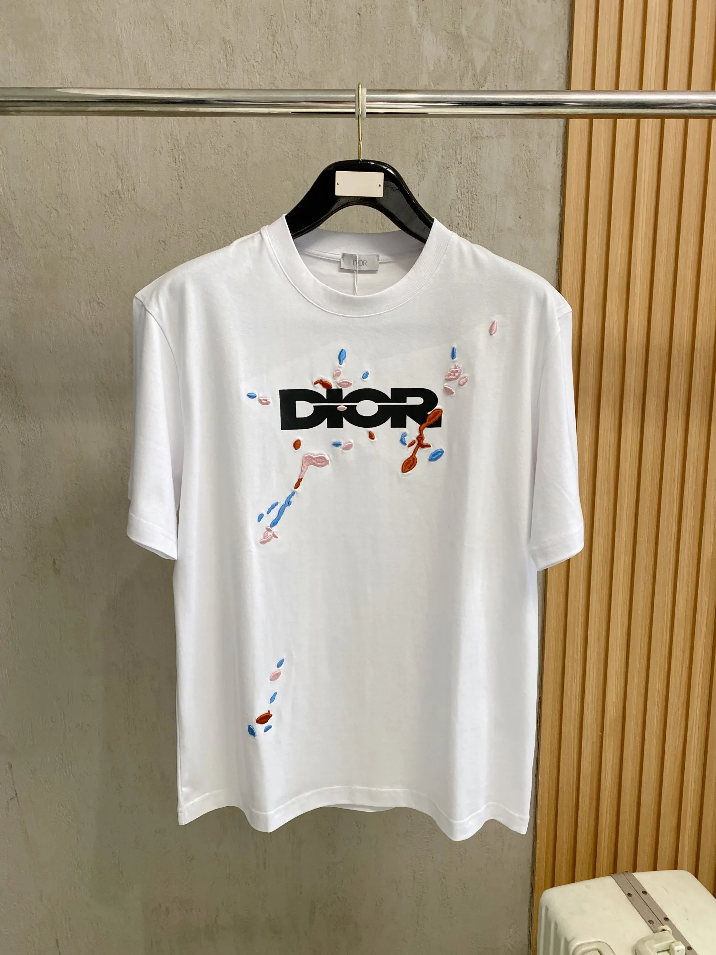 原单短袖T恤男装|高仿短袖T恤男装|精仿短袖T恤男装|一比一短袖T恤男装<p> 迪奥 2026春夏新品发售新品短袖T恤 面料采用新疆长绒棉 温儒柔软 细腻柔软 上身自然是舒适 凉爽 工艺采用进口百灵达刺绣搭配数码直喷印花双层叠加图案撞色更加有层次感时尚立体 版型非常的凸显整体的造型感以及修身上身感 整体的工艺车线真的是无可挑剔 码数 M-3XL</p>
