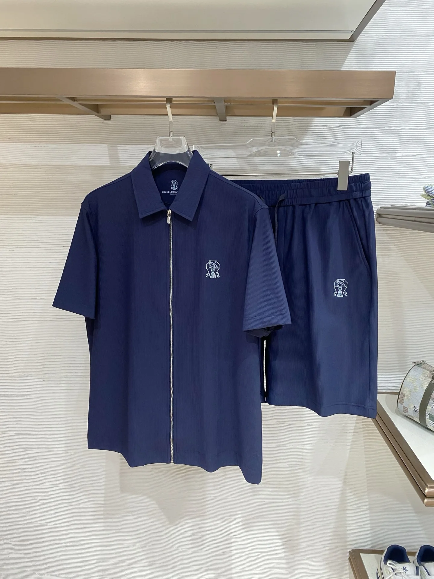 原单套装男装|高仿套装男装|精仿套装男装|一比一套装男装<p>Bc 26春夏官网独家专供 高端独家定制款 早春新款专柜同款休闲套装 透气舒适休闲 高级感满满 细节精致高档 做工无可挑剔 原版高端面料很显高级 面料挺括抗皱耐磨 利落有型 这个春夏每人必须入手一套 穿上必须是醉帅气的 醉nice的 咋们家特别推荐款 专柜尺码 48-56/M-3XL</p>