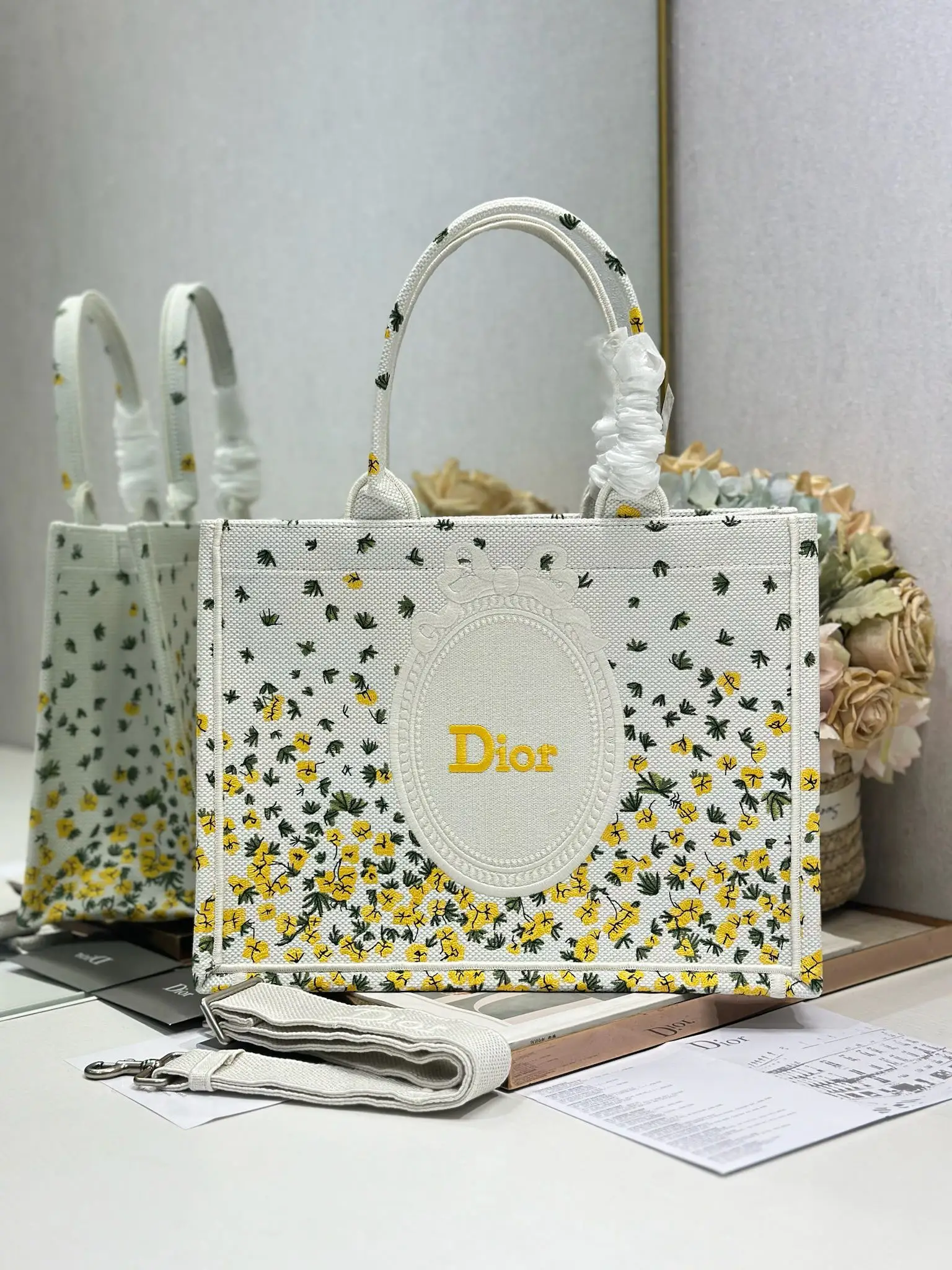 <p> 黄绿镜子配肩带 中号尺寸 </p><p>Dior book tote 购物袋</p><p>这款Book Tote手袋灵感来自女装创意总监玛丽亚 嘉茜娅 蔻丽 Maria Grazia Chiuri 是体现Dior审美的主打产品 可收纳各种日常用品 全新演绎Bayadere图案混合效果D-Stripes图案刺绣 更具时尚风范 正面饰以 Christian Dior 标志 充分体现了Dior的精湛工艺 </p><p>款号 1286</p>