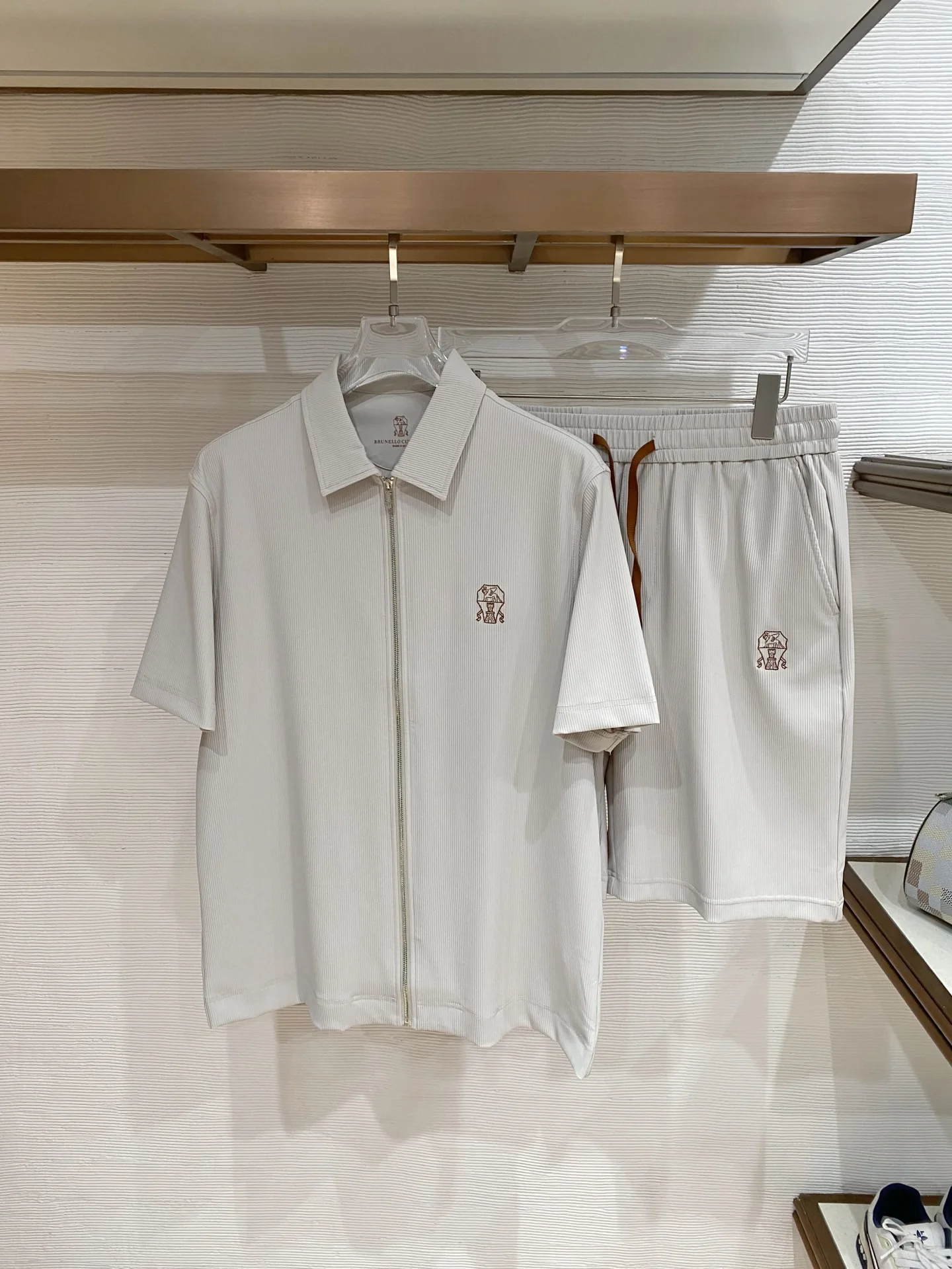 原单套装男装|高仿套装男装|精仿套装男装|一比一套装男装<p>Bc 26春夏官网独家专供 高端独家定制款 早春新款专柜同款休闲套装 透气舒适休闲 高级感满满 细节精致高档 做工无可挑剔 原版高端面料很显高级 面料挺括抗皱耐磨 利落有型 这个春夏每人必须入手一套 穿上必须是醉帅气的 醉nice的 咋们家特别推荐款 专柜尺码 48-56/M-3XL</p>