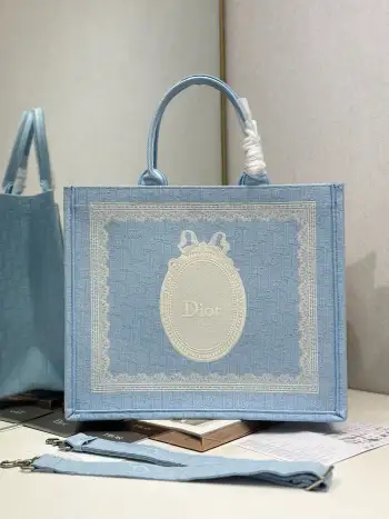<p> 天蓝镜子配肩带 大号 </p><p>Dior book tote 购物袋</p><p>这款Book Tote手袋灵感来自女装创意总监玛丽亚 嘉茜娅 蔻丽 Maria Grazia Chiuri 是体现Dior审美的主打产品 可收纳各种日常用品 全新演绎Bayadere图案混合效果D-Stripes图案刺绣 更具时尚风范 正面饰以 Christian Dior 标志 充分体现了Dior的精湛工艺 </p><p>款号 1286</p><p>尺寸 42×35×18.5cm </p>