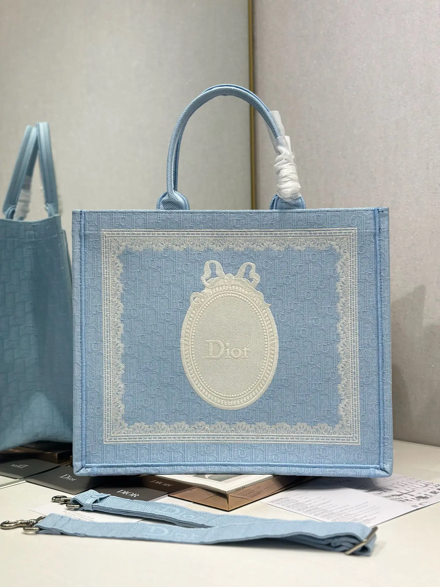 <p> 天蓝镜子配肩带 大号 </p><p>Dior book tote 购物袋</p><p>这款Book Tote手袋灵感来自女装创意总监玛丽亚 嘉茜娅 蔻丽 Maria Grazia Chiuri 是体现Dior审美的主打产品 可收纳各种日常用品 全新演绎Bayadere图案混合效果D-Stripes图案刺绣 更具时尚风范 正面饰以 Christian Dior 标志 充分体现了Dior的精湛工艺 </p><p>款号 1286</p><p>尺寸 42×35×18.5cm </p>