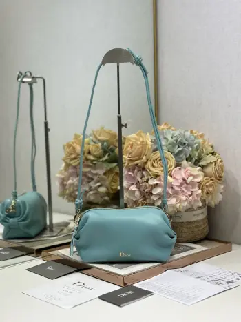 <p>Dior Bow手拿包 蓝色羊皮 </p><p>这款 Dior Bow 手拿包致敬 Dior 传承 彰显 Dior 的优雅标识和精湛工艺 柔软羊皮革设计 灵感源自 Dior Bow 手袋的蝴蝶结 可斜挎 肩背或手提 </p><p>拉链开合</p><p>正面热压金色调 Dior 标志</p><p>可调节 可拆卸的皮革肩带</p><p>2 个内部卡槽</p><p>型号 S3900</p>