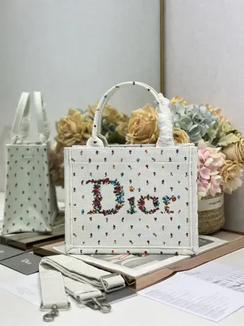<p> 满天花配肩带 小号尺寸 </p><p>Dio.r Mini Book tote </p><p>复古又时髦的凹造型单品精湛的刺绣工艺完美呈现 随手一搭就能给搭配带来亮点  这款小号太阔爱了8  小小的包型装点零碎的小东西也很方便呐  谁用谁时髦 稀饭高颜值的小仙女必入噢 </p><p>款号:1265/1286</p>