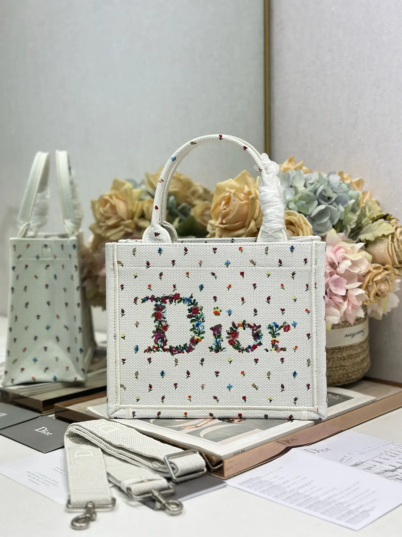 <p> 满天花配肩带 小号尺寸 </p><p>Dio.r Mini Book tote </p><p>复古又时髦的凹造型单品精湛的刺绣工艺完美呈现 随手一搭就能给搭配带来亮点 这款小号太阔爱了8 小小的包型装点零碎的小东西也很方便呐 谁用谁时髦 稀饭高颜值的小仙女必入噢 </p><p>款号:1265/1286</p>