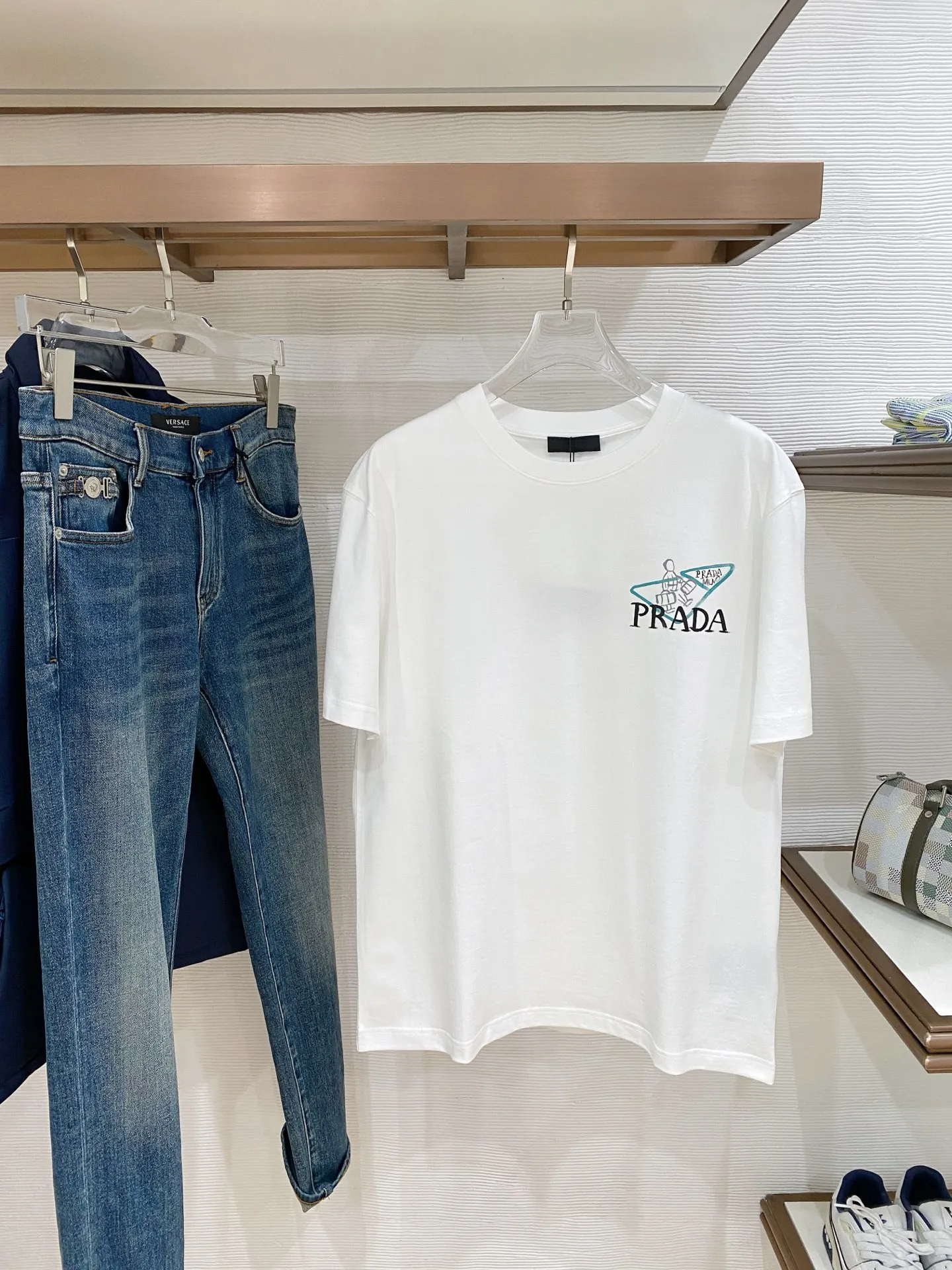 原单短袖T恤男装|高仿短袖T恤男装|精仿短袖T恤男装|一比一短袖T恤男装<p> 普拉达 2026春夏新款首发专柜最新款短袖圆领T恤 高端订制 设计前卫时尚 品牌logo重工艺设计 高端定制丝光长绒棉面料.手感柔软.穿着舒适.专柜级别精致车线.做工精细.上身效果无敌帅气 型男必备单品 </p><p>颜色 黑色 白色</p><p>码数 M-3XL</p>
