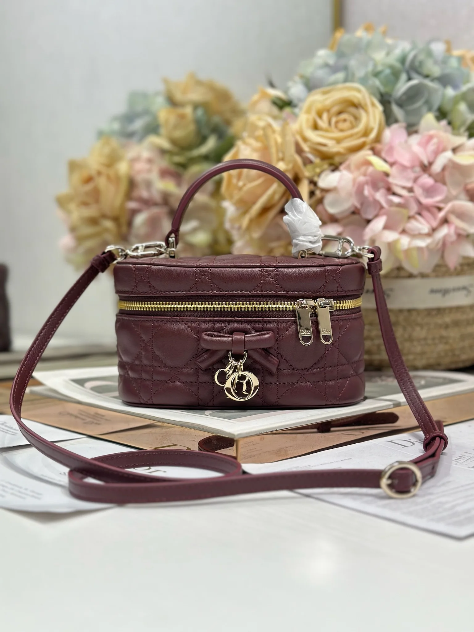 <p>Dior 30 Montaigne 迷你 Vanity 蝴蝶手袋 酒红色羊皮 </p><p>这款 30 Montaigne 迷你 Vanity 手袋设计精巧 兼具实用功能与高雅气质 为该系列提升格调 采用酒红色羊皮菱格精心制作 内里配羊皮 正面饰以 CD 标志提升格调 可收纳各种日常用品 设有一个内部口袋和镜子 更显精致 可通过手柄手提 搭配同色可调节皮肩带 可肩背或斜挎<p>型号 2603</p>