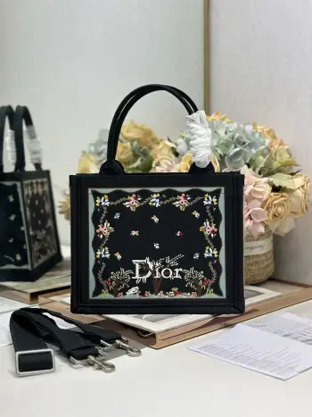 <p> 黑咖啡树配肩带 小号尺寸 </p><p>Dio.r Mini Book tote </p><p>复古又时髦的凹造型单品精湛的刺绣工艺完美呈现 随手一搭就能给搭配带来亮点  这款小号太阔爱了8  小小的包型装点零碎的小东西也很方便呐  谁用谁时髦 稀饭高颜值的小仙女必入噢 </p><p>款号:1265/1286</p>