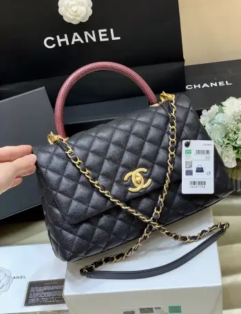 <p>全新至尊版本  纯原厂coco</p><p>经典款之Coco handle</p><p>皮料 欧洲原厂Haas正品牛皮</p><p>五金 意大利进口24k镀厚金钢锁</p><p>手挽 欧洲进口真蜥蜴皮</p><p>货源稀少 经常容易断货</p><p>整个包的手感与真品完美达成一致</p><p>92990 小号23cm<p>92993 中号28cm</p>