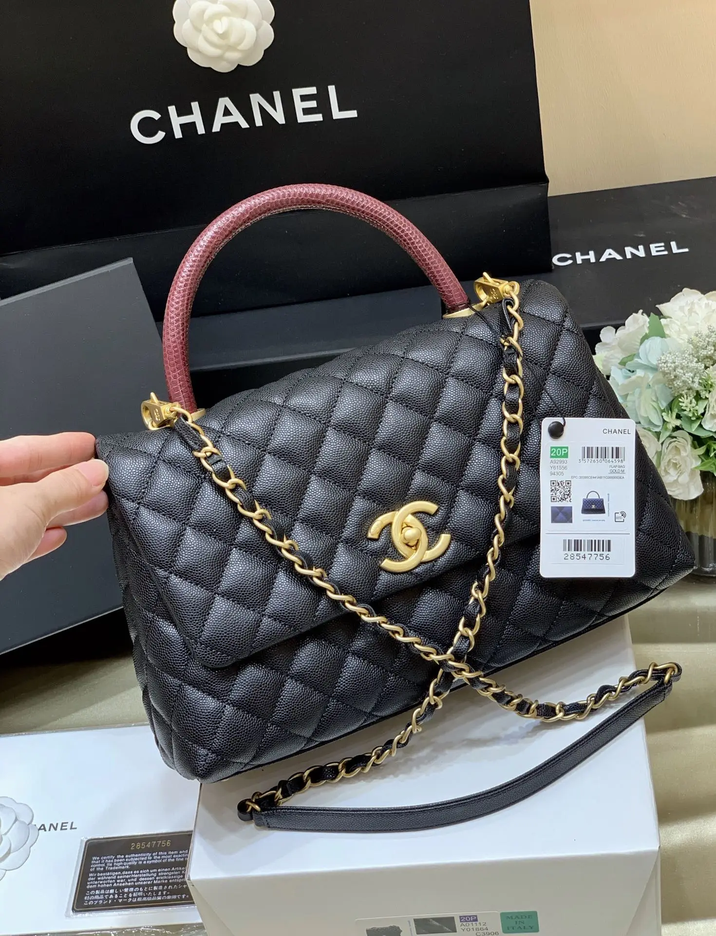 <p>全新至尊版本 纯原厂coco</p><p>经典款之Coco handle</p><p>皮料 欧洲原厂Haas正品牛皮</p><p>五金 意大利进口24k镀厚金钢锁</p><p>手挽 欧洲进口真蜥蜴皮</p><p>货源稀少 经常容易断货</p><p>整个包的手感与真品完美达成一致</p><p>92990 小号23cm<p>92993 中号28cm</p>