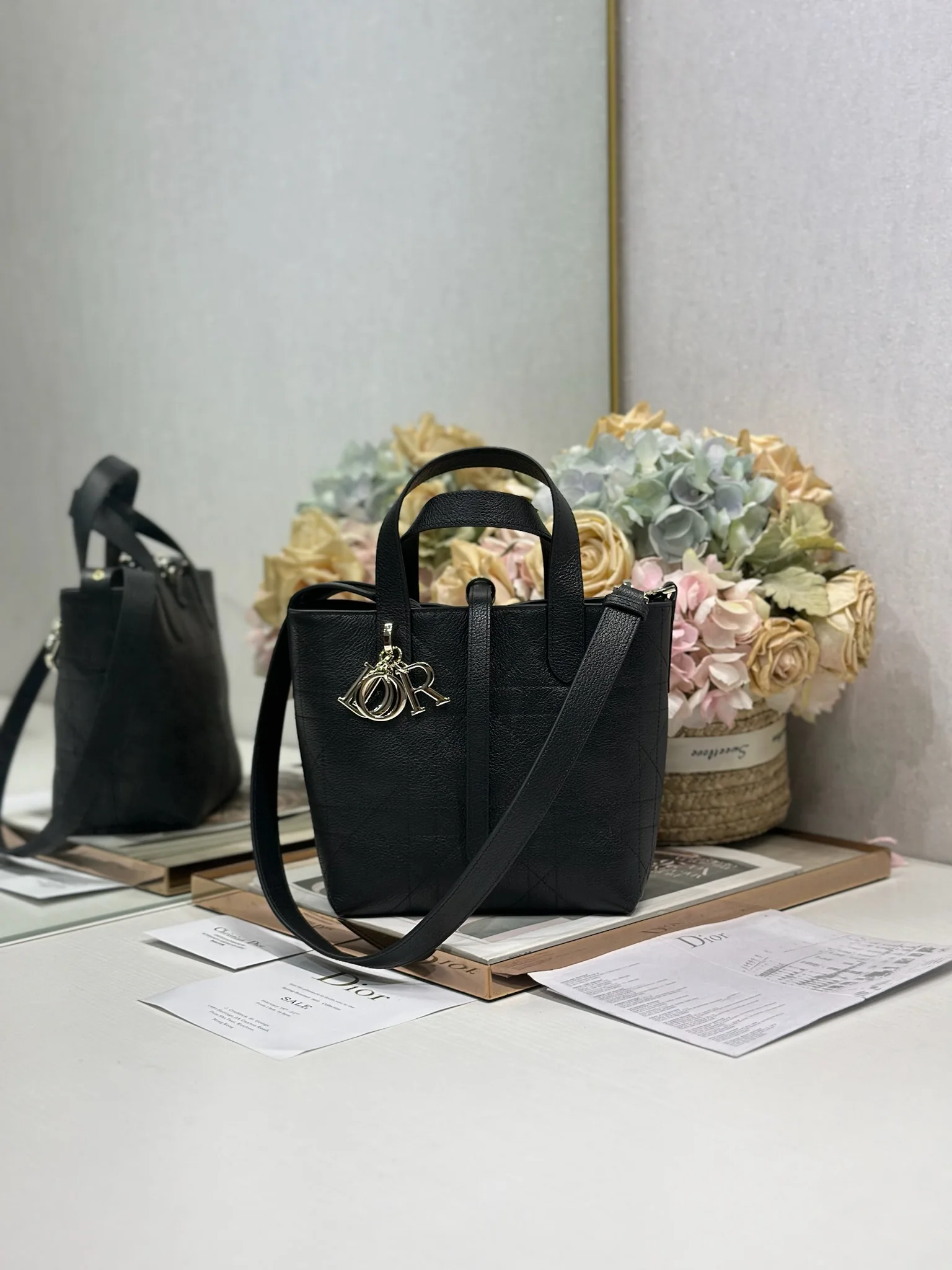 原单迪奥女包|高仿迪奥女包|精仿迪奥女包|一比一迪奥女包<p>小号 Dior Toujours 竖版手袋 山羊纹黑色 </p><p>这款 Dior Toujours 竖版手袋时尚实用 别具一格 采用黑色牛皮革精心制作 饰以超大藤格纹缉面线 有 CD Lock 字母 D 旋钮式扣环 可调节两侧 提升格调 小号款式 顶部皮革手柄搭配可拆卸的皮革肩带 可手提 肩背或斜挎 </p>型号 2836</p>