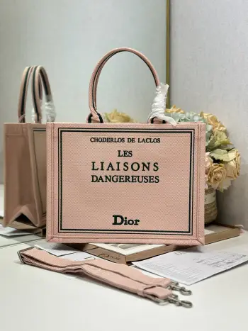 <p> 粉帆布绿字母配肩带 中号尺寸 </p><p>Dior book tote 购物袋</p><p>这款Book Tote手袋灵感来自女装创意总监玛丽亚 嘉茜娅 蔻丽 Maria Grazia Chiuri 是体现Dior审美的主打产品 可收纳各种日常用品 全新演绎Bayadere图案混合效果D-Stripes图案刺绣 更具时尚风范<p>款号 1286</p>