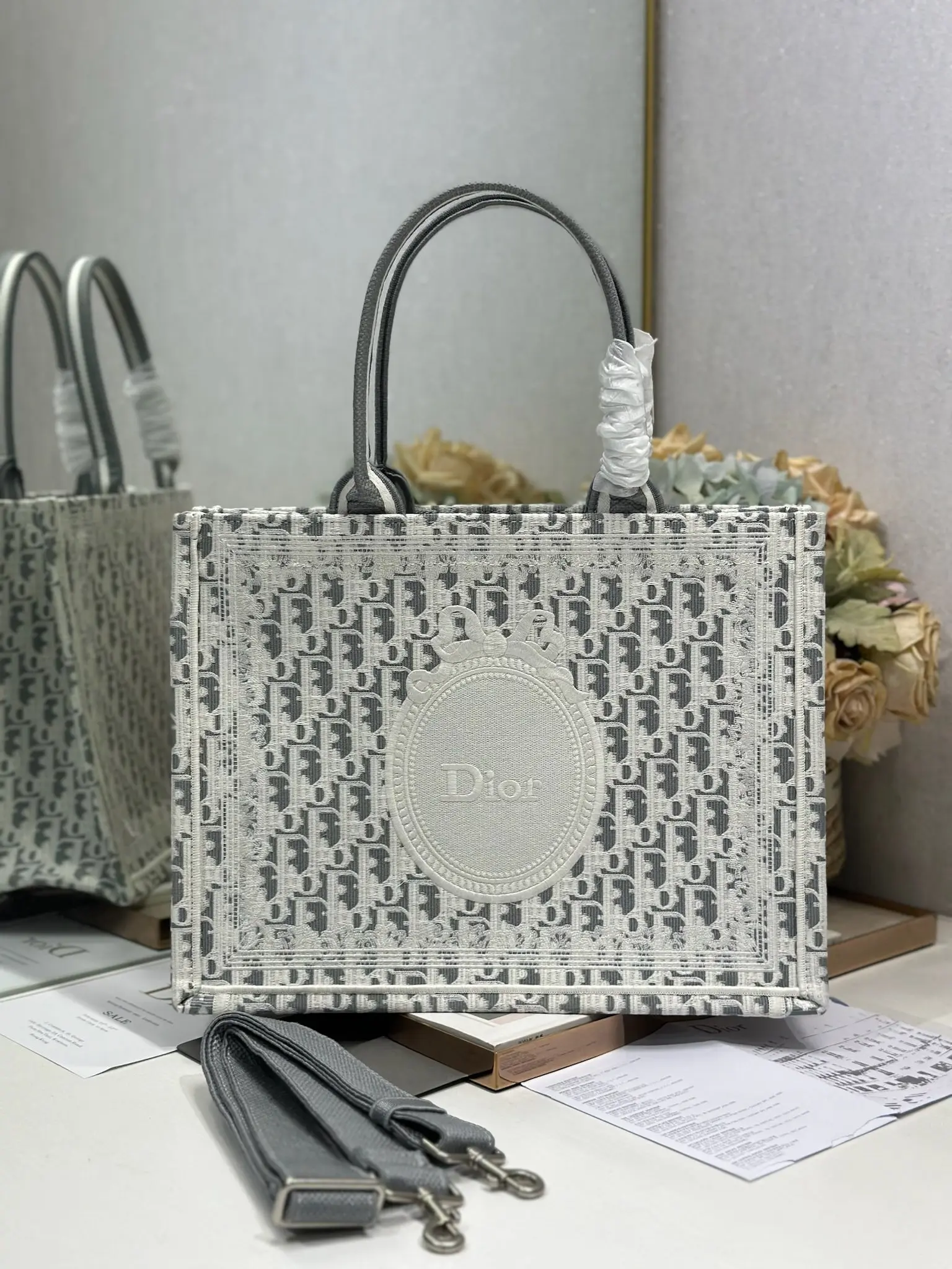 <p> 白镜子配肩带 中号尺寸 </p><p>Dior book tote 购物袋</p><p>这款Book Tote手袋灵感来自女装创意总监玛丽亚 嘉茜娅 蔻丽 Maria Grazia Chiuri 是体现Dior审美的主打产品 可收纳各种日常用品 全新演绎Bayadere图案混合效果D-Stripes图案刺绣 更具时尚风范<p>款号 1286</p>