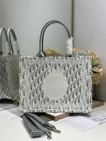 <p> 白镜子配肩带 中号尺寸 </p><p>Dior book tote 购物袋</p><p>这款Book Tote手袋灵感来自女装创意总监玛丽亚 嘉茜娅 蔻丽 Maria Grazia Chiuri 是体现Dior审美的主打产品 可收纳各种日常用品 全新演绎Bayadere图案混合效果D-Stripes图案刺绣 更具时尚风范<p>款号 1286</p>