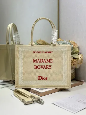 <p> 杏帆布红字母配肩带 中号尺寸 </p><p>Dior book tote 购物袋</p><p>这款Book Tote手袋灵感来自女装创意总监玛丽亚 嘉茜娅 蔻丽 Maria Grazia Chiuri 是体现Dior审美的主打产品 可收纳各种日常用品 全新演绎Bayadere图案混合效果D-Stripes图案刺绣 更具时尚风范<p>款号 1286</p>