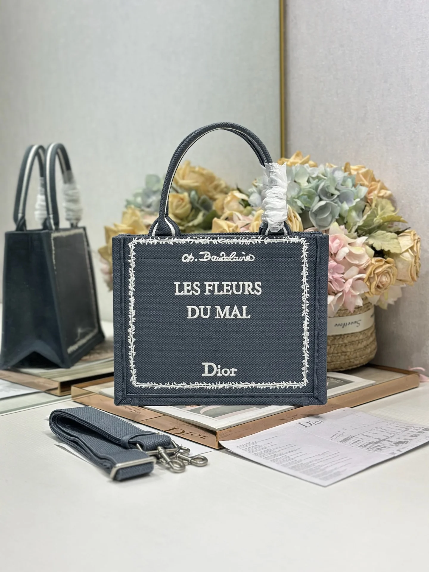 <p> 灰色帆布配肩带 小号尺寸 </p><p>Dio.r Mini Book tote </p><p>复古又时髦的凹造型单品精湛的刺绣工艺完美呈现 随手一搭就能给搭配带来亮点  这款小号太阔爱了8  小小的包型装点零碎的小东西也很方便呐  谁用谁时髦 稀饭高颜值的小仙女必入噢 </p><p>款号:1265/1286</p>