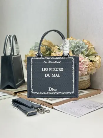 <p> 灰色帆布配肩带 小号尺寸 </p><p>Dio.r Mini Book tote </p><p>复古又时髦的凹造型单品精湛的刺绣工艺完美呈现 随手一搭就能给搭配带来亮点  这款小号太阔爱了8  小小的包型装点零碎的小东西也很方便呐  谁用谁时髦 稀饭高颜值的小仙女必入噢 </p><p>款号:1265/1286</p>