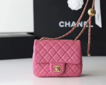 <p>至尊版本   纯原厂CF金球</p><p>全套镀厚金全钢小金球</p><p>经典款之Classic flap bag 在经典基础上 加了可调节长短的金球 非常实用</p><p>皮料 欧洲原厂GR正品羊皮</p><p>五金 意大利进口24k镀厚金钢锁</p>1786 方胖子尺寸17cm<p>1787 大mini尺寸20cm</p>
