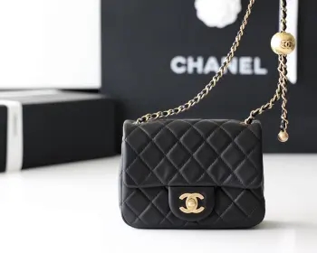 <p>至尊版本   纯原厂CF金球</p><p>全套镀厚金全钢小金球</p><p>经典款之Classic flap bag 在经典基础上 加了可调节长短的金球 非常实用</p><p>皮料 欧洲原厂GR正品羊皮</p><p>五金 意大利进口24k镀厚金钢锁</p>1786 方胖子尺寸17cm<p>1787 大mini尺寸20cm</p>