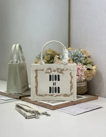 <p> 杏帆布黑字母配肩带 小号尺寸 </p><p>Dio.r Mini Book tote </p><p>复古又时髦的凹造型单品精湛的刺绣工艺完美呈现 随手一搭就能给搭配带来亮点  这款小号太阔爱了8  小小的包型装点零碎的小东西也很方便呐  谁用谁时髦 稀饭高颜值的小仙女必入噢 </p><p>款号:1265/1286</p>