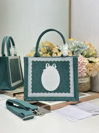 <p> 绿镜子配肩带 小号尺寸 </p><p>Dio.r Mini Book tote </p><p>复古又时髦的凹造型单品精湛的刺绣工艺完美呈现 随手一搭就能给搭配带来亮点  这款小号太阔爱了8  小小的包型装点零碎的小东西也很方便呐  谁用谁时髦 稀饭高颜值的小仙女必入噢 </p><p>款号:1265/1286</p>
