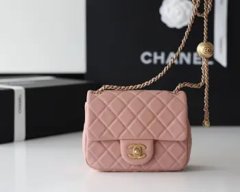 <p>至尊版本   纯原厂CF金球</p><p>全套镀厚金全钢小金球</p><p>经典款之Classic flap bag 在经典基础上 加了可调节长短的金球 非常实用</p><p>皮料 欧洲原厂GR正品羊皮</p><p>五金 意大利进口24k镀厚金钢锁</p>1786 方胖子尺寸17cm<p>1787 大mini尺寸20cm</p>