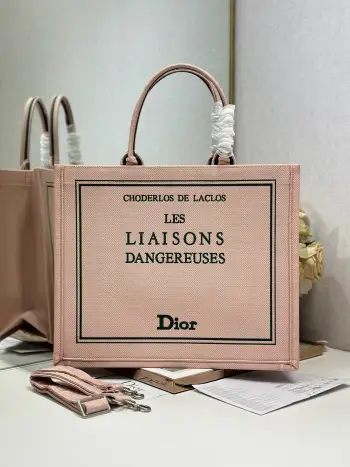 <p> 粉帆布绿字母配肩带 大号 </p><p>Dior book tote 购物袋</p><p>这款Book Tote手袋灵感来自女装创意总监玛丽亚 嘉茜娅 蔻丽 Maria Grazia Chiuri 是体现Dior审美的主打产品 可收纳各种日常用品 全新演绎Bayadere图案混合效果D-Stripes图案刺绣 更具时尚风范<p>款号 1286</p>