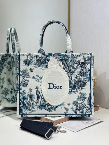 <p> 彩兰镜子配肩带 大号 </p><p>Dior book tote 购物袋</p><p>这款Book Tote手袋灵感来自女装创意总监玛丽亚 嘉茜娅 蔻丽 Maria Grazia Chiuri 是体现Dior审美的主打产品 可收纳各种日常用品 全新演绎Bayadere图案混合效果D-Stripes图案刺绣 更具时尚风范<p>款号 1286</p>