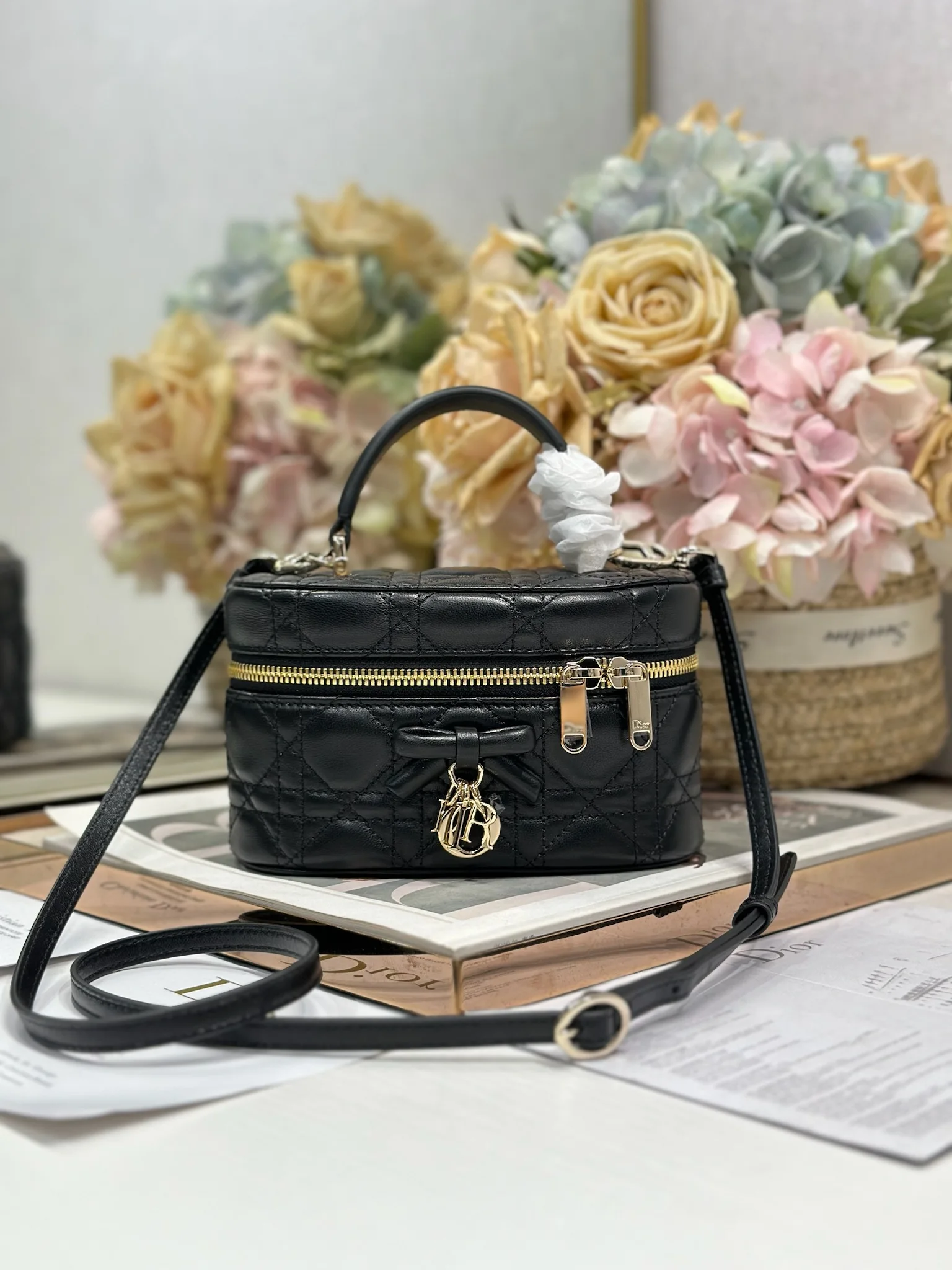 原单迪奥女包|高仿迪奥女包|精仿迪奥女包|一比一迪奥女包<p>Dior 30 Montaigne 迷你 Vanity 蝴蝶手袋 黑色羊皮 </p><p>这款 30 Montaigne 迷你 Vanity 手袋设计精巧 兼具实用功能与高雅气质 为该系列提升格调 采用黑色羊皮菱格精心制作 内里配羊皮 正面饰以 CD 标志提升格调 可收纳各种日常用品 设有一个内部口袋和镜子 更显精致 可通过手柄手提 搭配同色可调节皮肩带 可肩背或斜挎<p>型号 2603</p>