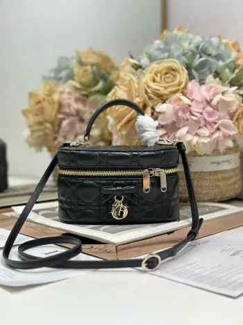 <p>Dior 30 Montaigne 迷你 Vanity 蝴蝶手袋 黑色羊皮 </p><p>这款 30 Montaigne 迷你 Vanity 手袋设计精巧 兼具实用功能与高雅气质 为该系列提升格调 采用黑色羊皮菱格精心制作 内里配羊皮 正面饰以 CD 标志提升格调 可收纳各种日常用品 设有一个内部口袋和镜子 更显精致 可通过手柄手提 搭配同色可调节皮肩带 可肩背或斜挎<p>型号 2603</p>