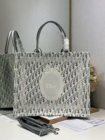 <p> 白镜子配肩带 大号 </p><p>Dior book tote 购物袋</p><p>这款Book Tote手袋灵感来自女装创意总监玛丽亚 嘉茜娅 蔻丽 Maria Grazia Chiuri 是体现Dior审美的主打产品 可收纳各种日常用品 全新演绎Bayadere图案混合效果D-Stripes图案刺绣 更具时尚风范<p>款号 1286</p>