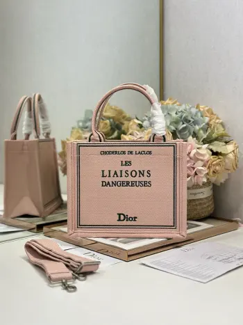 <p> 粉帆布绿字母配肩带 小号尺寸 </p><p>Dio.r Mini Book tote </p><p>复古又时髦的凹造型单品精湛的刺绣工艺完美呈现 随手一搭就能给搭配带来亮点  这款小号太阔爱了8  小小的包型装点零碎的小东西也很方便呐  谁用谁时髦 稀饭高颜值的小仙女必入噢 </p><p>款号:1265/1286</p>
