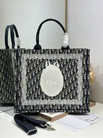 <p> 宝蓝镜子配肩带 大号 </p><p>Dior book tote 购物袋</p><p>这款Book Tote手袋灵感来自女装创意总监玛丽亚 嘉茜娅 蔻丽 Maria Grazia Chiuri 是体现Dior审美的主打产品 可收纳各种日常用品 全新演绎Bayadere图案混合效果D-Stripes图案刺绣 更具时尚风范<p>款号 1286</p>
