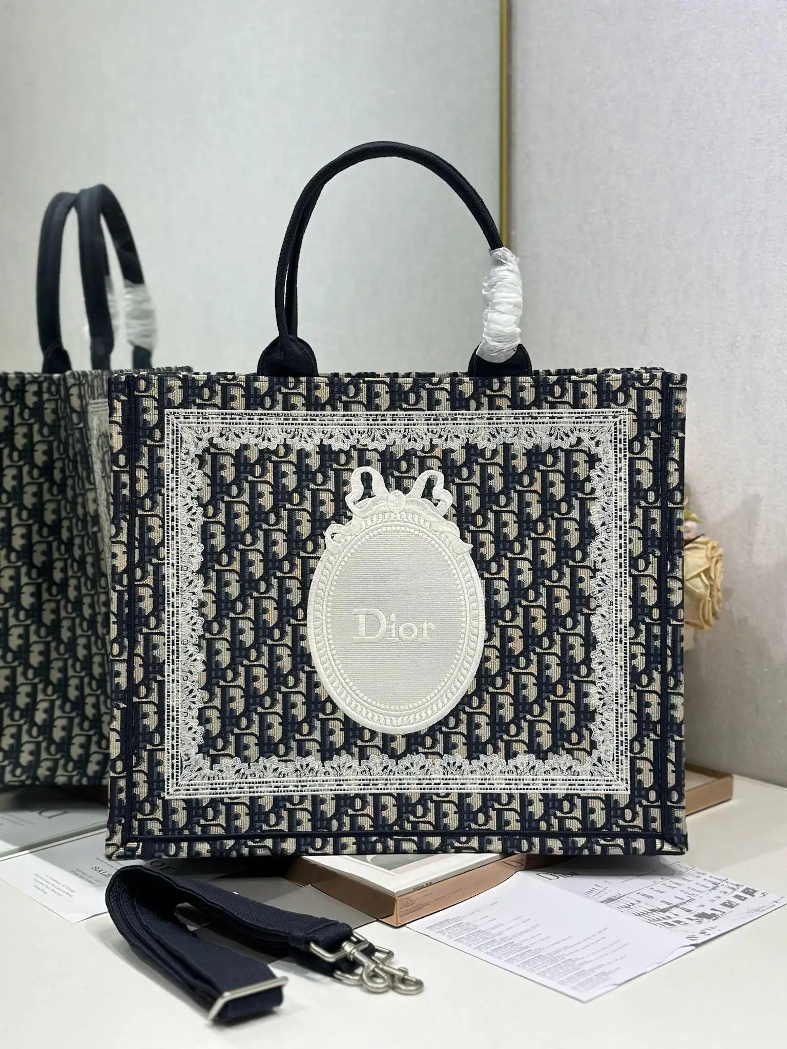 <p> 宝蓝镜子配肩带 大号 </p><p>Dior book tote 购物袋</p><p>这款Book Tote手袋灵感来自女装创意总监玛丽亚 嘉茜娅 蔻丽 Maria Grazia Chiuri 是体现Dior审美的主打产品 可收纳各种日常用品 全新演绎Bayadere图案混合效果D-Stripes图案刺绣 更具时尚风范<p>款号 1286</p>