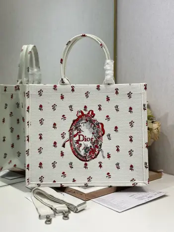<p> 红镜子配肩带 大号 </p><p>Dior book tote 购物袋</p><p>这款Book Tote手袋灵感来自女装创意总监玛丽亚 嘉茜娅 蔻丽 Maria Grazia Chiuri 是体现Dior审美的主打产品 可收纳各种日常用品 全新演绎Bayadere图案混合效果D-Stripes图案刺绣 更具时尚风范<p>款号 1286</p>