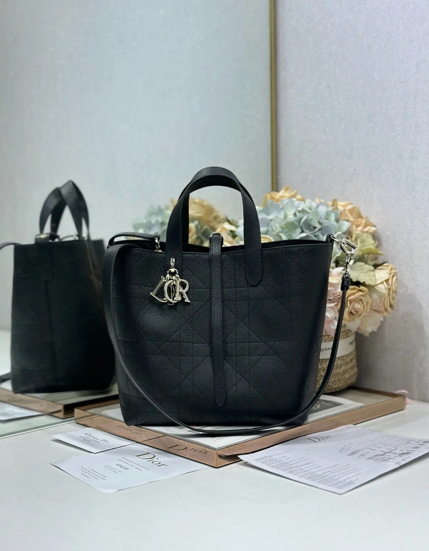 原单迪奥女包|高仿迪奥女包|精仿迪奥女包|一比一迪奥女包<p>中号 Dior Toujours 竖版手袋 山羊纹黑色 </p><p>这款 Dior Toujours 竖版手袋时尚实用 别具一格 采用黑色牛皮革精心制作 饰以绗缝效果超大藤格纹图案提升格调 彰显 Dior 的精湛工艺 有 CD Lock 字母 D 旋钮式扣环 可调节两侧 提升格调 中号款式 顶部皮革手柄搭配可拆卸的皮革肩带 可手提 肩背或斜挎 </p>