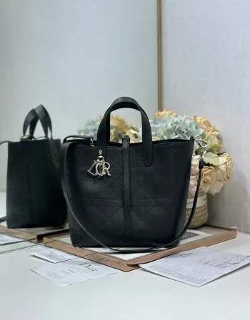 <p>中号 Dior Toujours 竖版手袋 山羊纹黑色 </p><p>这款 Dior Toujours 竖版手袋时尚实用 别具一格 采用黑色牛皮革精心制作 饰以绗缝效果超大藤格纹图案提升格调 彰显 Dior 的精湛工艺 有 CD Lock 字母 D 旋钮式扣环 可调节两侧 提升格调 中号款式 顶部皮革手柄搭配可拆卸的皮革肩带 可手提 肩背或斜挎 </p>